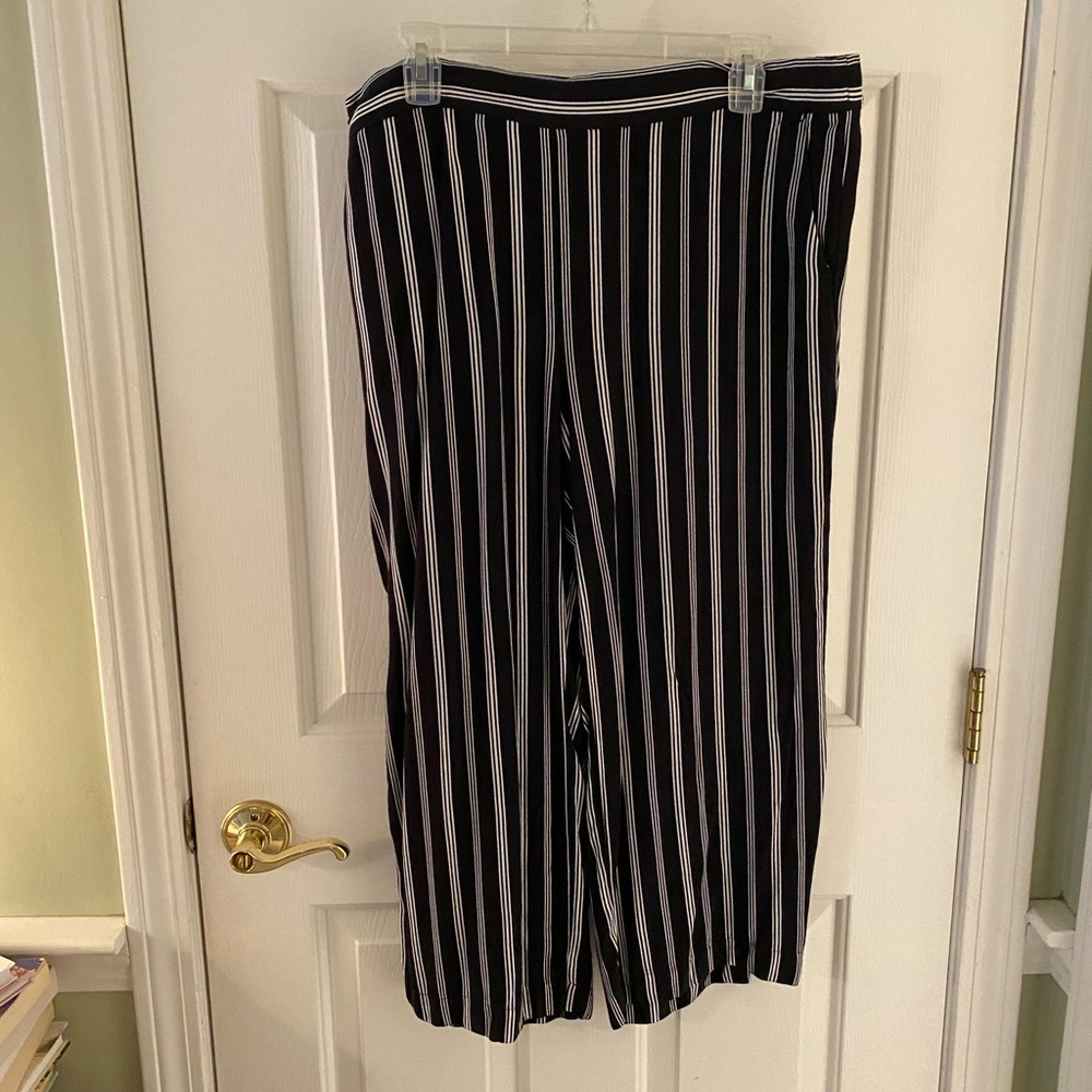 LOFT black and white pin striped palazzo pants EUC Sz L